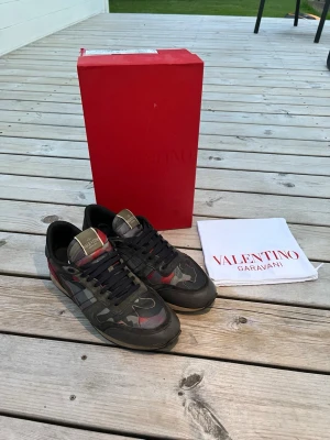 Valentino Rockrunners - Säljer nu dessa feta rockrunners! Bra skick i allmänt men det är lite uppslitet i hälen som syns på bild 6. Bara att höra av sig vid frågor eller funderingar! Endast skorna följs med.