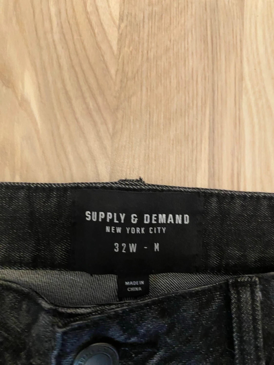Svarta distressed jeans Supply & Demand - 1