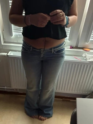 vintage ljusblå jeans L-XL  - super snygga jeans som är bootcut & lowwaist modellen på bilden är runt ~170cm. midja: 45cm rakt över. Innerbenslängd:84cm