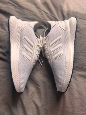 Adidas X_PLR shoes - Säljer dessa skorna som är knappt använda. Dem har inga defekter och funkar hur bra som helst som vardagsskor. Skriv mer för info och bilder😊