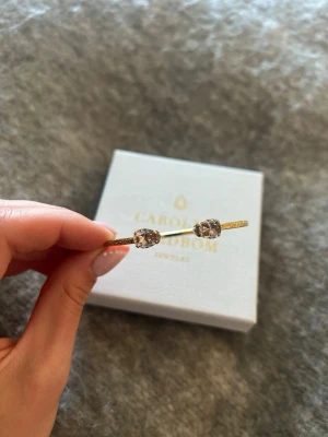 Caroline Svedblom armband - Superfint aldrig använt armband från Caroline Svedblom med rosa kristall💕