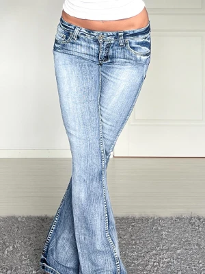 Jeans - Midjemått: 32cm rakt över, innerbenslängd: 80cm 💗