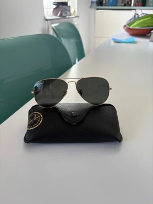 Ray ban solglasögon  - Klassiska Ray-Ban aviator solglasögon med tunna guldfärgade bågar. Perfekta nu för sommaren och sitter bra 👍