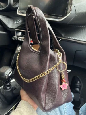 Röd/brun handväska  - Stilren rödbrun handväska med både handtag och axelrem. 3 fack varav ett har dragkedja (se sista bilden). Man kan även stänga med magnetknapp. Perfekt för dig som vill ha en trendig accessoar med plats för det viktigaste 😍 OBS BAGCHARMS INGÅR INTE! ENDAST VÄSKAN