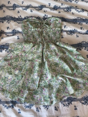 Somrig klänning 🌸 - Jätte fin sommar klänning perrfäkt nu till sommaren💛 Med mönster av fina blommor🌸
