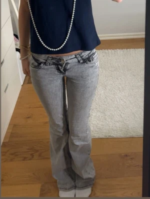 Nelly jeans - Snygga gråa Nelly jeans i storlek 32 / S. Väldigt stretchiga. Inga defekter, nypris 700.❤️