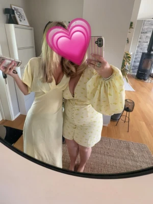 Adoore klänning - super fin adoore klänning i fint skick inga defekter jag lagt märke till, säljer då jag tycker den blivit lite liten på mig💗💗