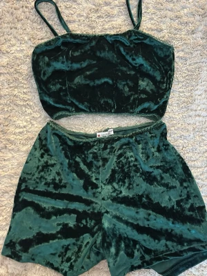Mörkgrönt sammetsset - Snyggt och gulligt tvådelat pyjamassetset i mörkgrön sammet (velvet) med ett croppat linne och matchande shorts. Köpt utomlands. Gåva vid köp!🎁