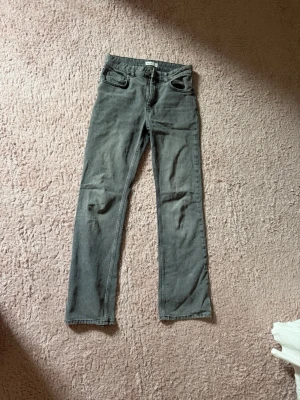 Grå straight/lite utsvängda grå jenas från Gina  - Ett par lite tvättade gråa jeans från Gina tricot som är en liten tajt straight passform i storlek 36. Nästan oanvända! Kontakta om du vill diskutera nåt🥰