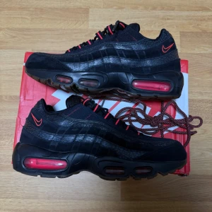 Sällsynta Nike Air Max 95 Safari Black Infrared (AV7014 001)- Size 42,5 EU - Sällsynta Nike Air Max 95 som är i mycket bra skick och sparsamt använda.  Extra original snören kommer med skorna och   inget slitage förekommer. Lätta och bekväma sneakers som passar perfekt till både vardag och träning.  Size: 42,5 EU                    🏷️Rabatt vid köp av flera par skor!