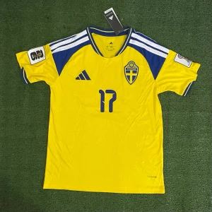 Sverige VM Tröha - Gyökeres - Säljer denna riktigt snygga tröjan för ett riktigt bra pris! Skriv till om ni är intresserade eller har några funderingar kring tröjan.