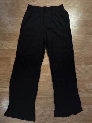 Hm byxor  - Vida byxor från H&M Öppen för bud vid snabb affär. Paketpris vid köp av flera plagg.🎀