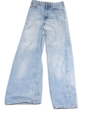 Ljusblåa wide leg jeans - Säljer ett par ljusblåa jeans med breda ben och hög midja. Klassisk femficksmodell i mjukt denimtyg, perfekt för en avslappnad och trendig look. Passar dig som gillar vintage vibe och loose fit.