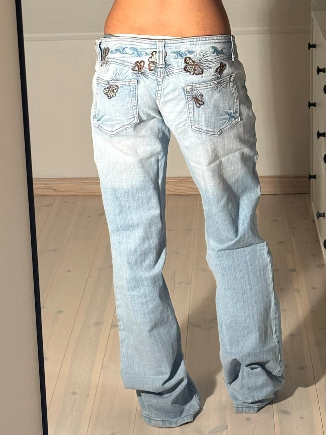Low bootcut jeans med brodyr - 2