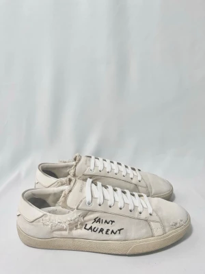Saint Laurent Sneakers vita - Populära och eftertraktade skor från Saint Laurent! Nyskick och alla slitningar är design. Storlek 44. Kontakta mig för fler frågor och funderingar!