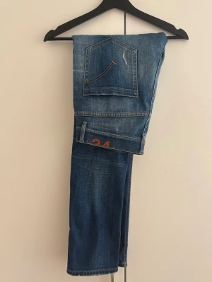 Dondup Jeans - Tja! Snygga jeans ifrån Dondup! Fina slitningar från fabrik, passar till allt. (Size: 34, passar mindre)  (Skick: 5/5)  (Retail: 3500kr)  (Vårt pris: 749). Hör av er vid frågor & funderingar! /WC Archive.