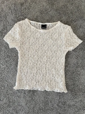 Spets t-shirt - En spets t-shirt i mycket bra skick!