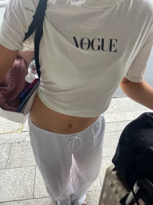 VOGUE t-shirt i bomull - Säljer en vit t-shirt från VOGUE codes event 2026 i Sydney. Jättesnygg och lätt att styla med lite vad som!!