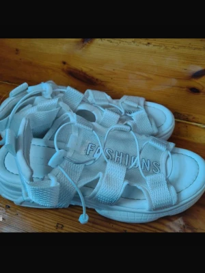 sandaler - Köpte par sandaler på vinted passade inte så oklart storlek jag har 40. Märke oklart men de ä bra skick