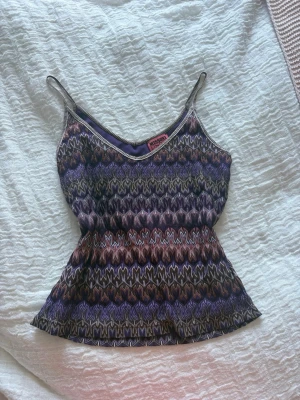 Missoni linne - Världens sötaste lila linne från Missoni Lindex! Klassiska Missoni mönstret och den superhärliga färgen gör den perfekt nu till sommaren. Älskar den men säljer då jag har för mycket kläder 😂 Inga defekter 💜 