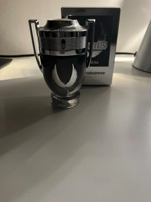 Paco Rabanne Invictus Platinum parfym - En snygg och modern parfym från Paco Rabanne, Invictus Platinum. Perfekt för sommaren! Parfymen har använts men har majoriteten kvar. Finns vätska/parfym ända upp till den silvriga delen av flaskan. Se sista bilden för nivån. Priset kan diskuteras.