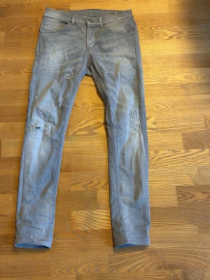Gråa dondup George  - Säljer mina dondup George jeans. Färgen grå och riktigt feta slitningar. Storlek 33 men tror dem sitter som 30 ish (dålig på dondup storlekar). Modellen på sista bilden är 178 och väger 63. Skick 9/10. Skriv vid frågor eller liknande!