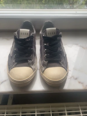 Golden goose vstar - Golden goose vstar i jätte bra skick inga hål eller liknade. Möjligstvis lite smutsiga.