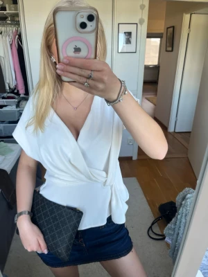 Vit Zara topp  - Säljer en snygg vit topp från Zara. Passar mig som brukar ha XS-S. Har knappt använts och har inga skador eller liknande. Skriv vid frågor och pris kan diskuteras!💞