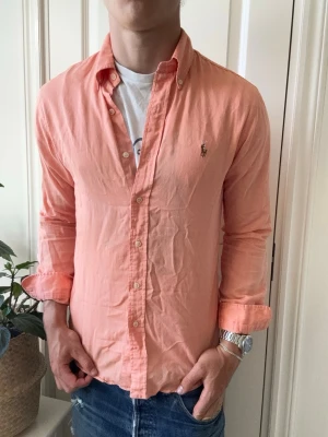 Ralph lauren skjorta  - Ralph lauren skjorta, slim fit chambray oxford. Så lite tunnare, Inga defekter! Modellen i bilderna är 180 cm 75 kg och bär Storlek S slim fit , Kom med frågor! 🌟 (Kan gå ned i pris vid köp av paket 😉) 