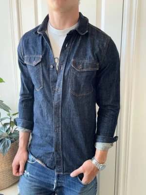 Nudie jeans skjorta / overshirt  - Nudie jeans skjorta / overshirt, ganska tjock. Himla snygg, Inga defekter! Modellen i bilderna är 180 cm 75 kg och bär Storlek S , Kom med frågor! 🌟 (Kan gå ned i pris vid köp av paket 😉) 