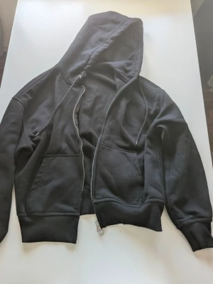 Svart zip hoodie med huva - Klassisk svart hoodie med dragkedja. Den är knappt använd och har inga problem Är enkel att styla