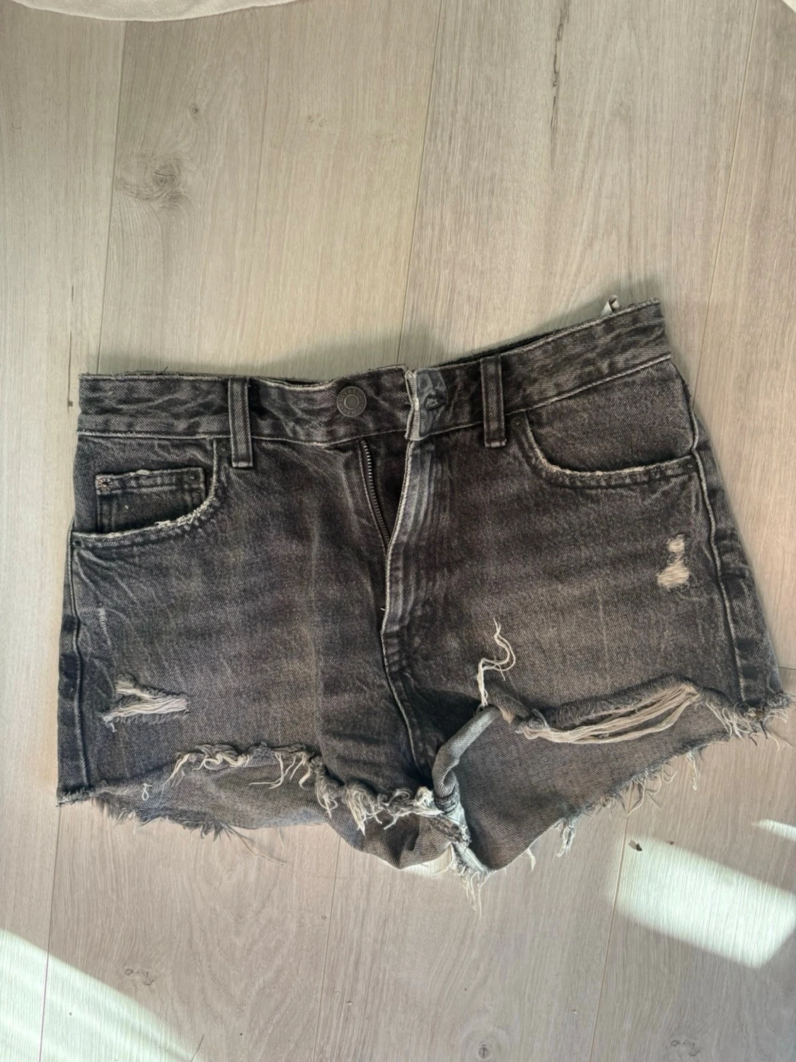 Jeansshorts med slitningar