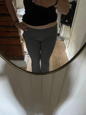Grå mjukisbyxor från Lindex - Mysiga grå mjukisbyxor/yoga pants från Lindex med bred resår i midjan. Byxorna har en enkel och clean look, raka ben och är tillverkade i ett mjukt och stretchigt material som passar perfekt för chill dagar. Perfekta för dig som gillar bekväma och stilrena plagg. Vid midjan går det att vika ner beroende på hur högt eller lågt man vill att det ska sitta!
