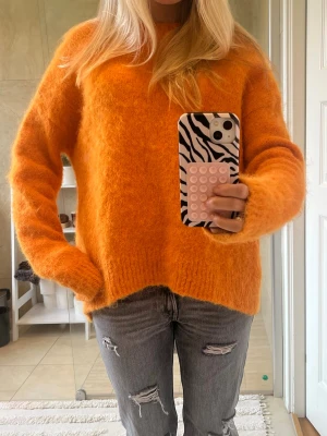 Orange stickad tröja  - Säljer en orange stickad tröja i alpacka ull. Orginal pris cirka 800 och säljer på grund av att den är för stor för mig, använt några få gånger och inga defekter.
