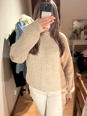 Beige stickad tröja med strukturmönster - Mysig beige stickad tröja med strukturmönster och rund halsringning. I super bra skick!💕