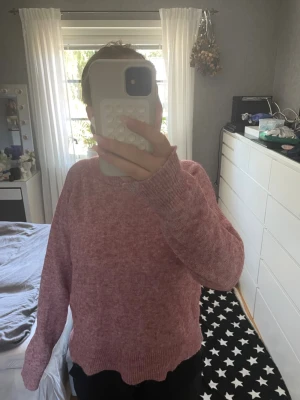 Rosa stickad tröja med rund hals - Mysig rosa stickad tröja med rund hals och långa ärmar. Jätte fin tröja, knappt använd.