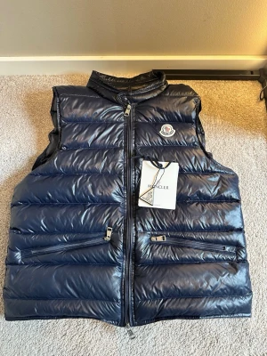 Moncler Gui väst  - Tja, säljer nu min otroligt snygga Moncler gui väst. Säljer då den inte passar längre, det är size 1/s. Har desvere inte klar orginal då den förra ägaren inte skicka med den, bara höra av sig vid funderingar// mvh Melwin🙌