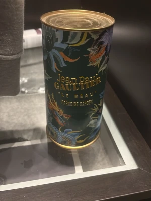 Jean Paul Gaultier Le Beau Paradise Garden - Jean Paul Gaultier Le Beau Paradise Garden parfym med unik flaska formad som en manlig torso i glas med turkos vätska. Kommer i en dekorativ grön metalltub med tropiskt mönster och guldfärgade detaljer. Perfekt för dig som gillar exklusiva och snygga parfymer.