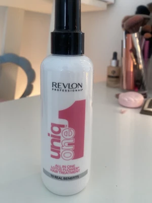Revlon Uniq One hårbehandling - Revlon Professional Uniq One All In One Lotus Flower Hair Treatment är en multifunktionell hårbehandling i sprayflaska. Flaskan är vit med rosa detaljer och svart lock. Innehåller 150 ml och ger 10 fördelar som återfuktning, värmeskydd och glans. Har aldrig använt 💕🫰