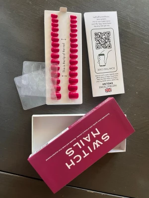 Switch Nails press-on naglar wine and dine   - Snygga press-on naglar från Switch Nails ✓ Salongskvalitet på resultatet på några minuter ✓ Designade och utvecklade av nagelteknologer ✓ Enkla att applicera, ta bort eller byta till en annan modell ✓ Innehåller olika storlekar så att du hittar rätt storlek för dig  Unna dig en känsla av elegans med Wine & Dine, våra lyxiga mörkröda naglar. Denna röda nyans utstrålar en tidlös charm, som påminner om ett exklusivt vin. Det är ett djärvt uttryck som passar till alla kläder, från avslappnad elegans