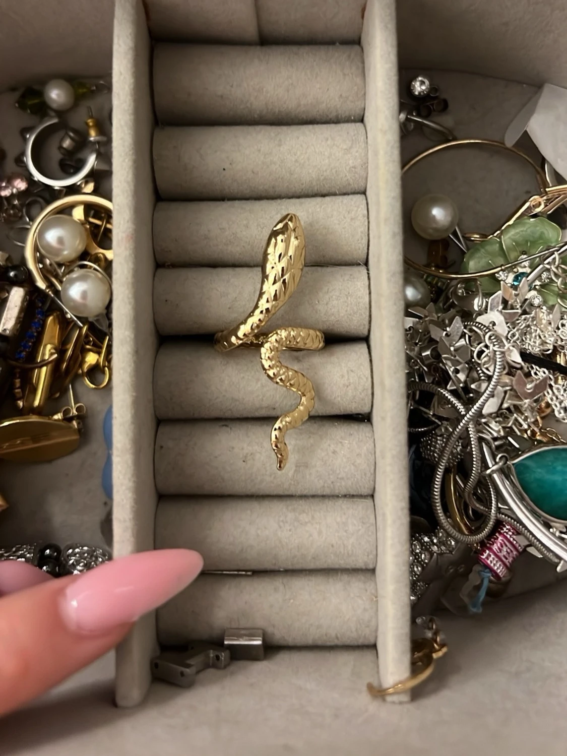 Guldfärgad ormring i metall