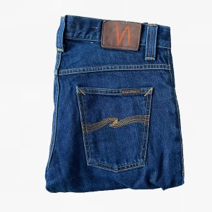 Nudie jeans grim Tim  - Säljer ett par schysta jeans från nudie, I den populära modellen grim Tim. Dem är 100% cotton vilket gör att det bildas snygga slitningar över tid. Storlek är 30/34 och dem är knappast använda! Säljer för endast 599kr nypris är 1800