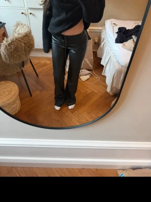 Skinnbyxor - Så snygga Skinnbyxor från Zara med snörning i midjan och bootcut! Passar bra till fest men även till vardagen. Prislapp kvar❤️