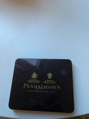 Penhaligon's Hammam Bouquet parfymprov - Exklusivt parfymprov från Penhaligon's i doften Hammam Bouquet. Kommer i ett elegant, mörkt metalliskt etui med guldtext och ett genomskinligt glasrör med svart text. Perfekt för dig som vill testa en klassisk och lyxig doft. Obs alla flaskor är halv tomma så därför sänks priset
