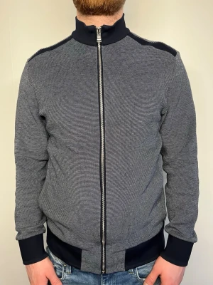 Hugo boss zip - Hugo Boss tröja med storlek S. Hör av er kring minsta fundering! 
