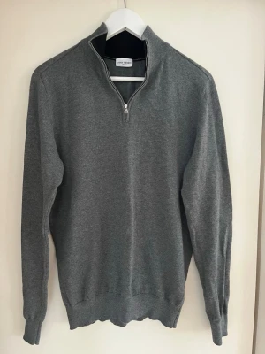 Grå halvzip tröja från John Henric - Använd 1 gång, så i nyskick.