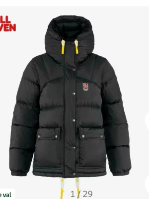 Fjällräven expedition jacka - Svart Fjällräven i modellen expedition down lite jacket i strl S, superfint skick utöver en liten defekt på ryggen som går att se på sista bilen! Nypris 7499🫶🏻