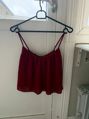 Vinröd festtopp - Säljer en vinröd festtopp från BikBok i storlek XS.💕💕