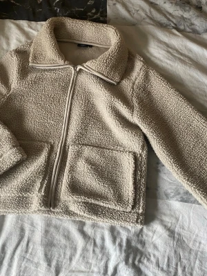 Beige teddyjacka med dragkedja - Fin och supermysig teddyjacka i en snygg beige färg, stl S 🤍✨ Endast använd en gång, så den är i toppskick! Perfekt nu när det är vår.🌸 (Säljs pga fel storlek)