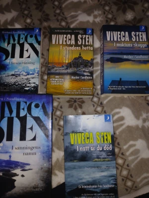 5 böcker av Viveca Sten - Säljer fem spännande kriminalromaner av Viveca Sten ur serien Morden i Sandhamn. Böckerna har färgstarka omslag med motiv från skärgården och havet, och titlarna är tryckta i stora bokstäver. Perfekt för dig som gillar deckare och svensk skönlitteratur. "I stundens hetta" är en specialutgåva med ett extrakapitel som inte finns med i alla böcker! Väldigt fräscha, har inte ens öppnat alla!😊 2 helt nya och oöppnade, 3 köpt secondhand varav endast 2 lästa!